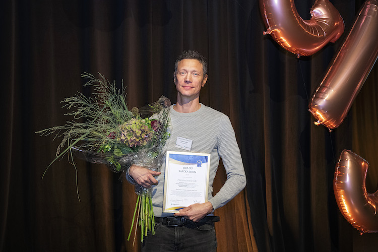 Bild på vinnare med blommor och diplom